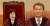 이정미 전 헌법재판관(왼쪽)과 이진성 헌법재판소장. 교체 후 의자는 재판관 머리 밑으로 낮아졌다. [연합뉴스]