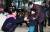 서울 중구 농협중앙회에서 김병원 농협중앙회장 및 임직원들이 새해 첫 출근하는 직원 가족들에게 꽃을 나눠주고 있다. [연합뉴스]