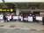 니퍼트 관련 집회를 하고 있는 두산 팬들과 양상문 단장 퇴진 시위를 하고 있는 LG 팬들이 함께 모여있다.