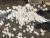 1일 자정 새해를 맞이해 열린 롯데월드타워의 카운트다운 행사에서 사용된 종이 눈꽃으로 뒤덮인 서울 송파구의 한 아파트. 이태윤 기자.