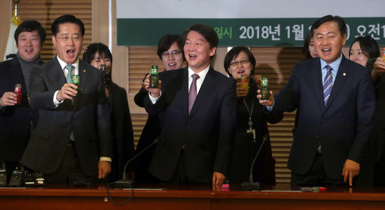 안철수 국민의당 대표(가운데)가 2일 음료수를 들고 &#34;국민의당 가즈아~!&#34;를 외치고 있다. 강정현 기자