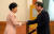 박근혜 전 대통령이 김재원 정무수석에게 임명장을 수여하고 있다. [청와대사진기자단]