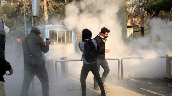 이란, 하룻밤 새 시위대 10명 사망…트럼프는 연일 맹공