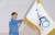 권오준 포스코 회장이 2일 포항제철소 대회의장에서 열린 시무식에 참석해 회사 창립 50주년 기념 엠블럼이 새겨진 깃발을 흔들고 있다. 이날 포스코는 4년에 걸친 구조조정 종료를 선언했다. [사진 포스코]