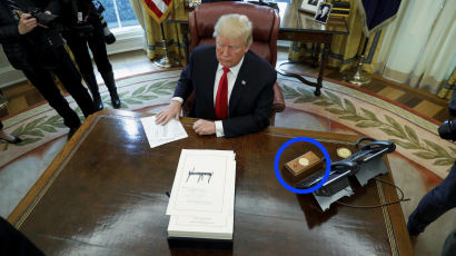 [포토사오정]트럼프 대통령 책상에 핵버튼 있나 보니
