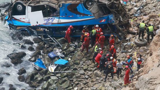 [서소문사진관]해안도로 달리던 버스 추락 36명 사망... 페루 새해 축하 여행객들 참변