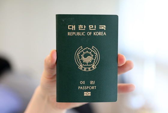 올해부터 행정소송을 걸 필요 없이 여권 영문 이름을 변경할 수 있다. [중앙포토]