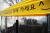 시민들이 4일 서울 성동구 신금호역 인근에 설치된 바람막이용 천막에서 추위를 피하고 있다.[연합뉴스]