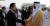 이명박 전 대통령이 2009년 12월 26일 오후 아랍에미리트(UAE) 수도 아부다비에 도착해 모하메드 왕세제의 영접을 받고 있다. [연합뉴스]