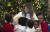 멜라니아 트럼프 미국 영부인이 지난해 크리스마스 장식 공개 행사에 참여한 아이들을 안아주고 있다. [AP=연합뉴스]