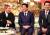  일본 후지 TV의 예능 프로그램에 출연한 아베 신조 총리(가운데). 왼쪽은 프로그램 진행자인 코미디언 겸 영화감독 기타노 다케시. [후지TV 캡처]