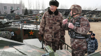 군복입고 탱크에 올라 탄 시진핑 중국주석