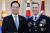 송영무(왼쪽) 국방부장관이 4일 미 8군사령관 밴달 육군중장에게 보국훈장 국선장을 수여했다. [연합뉴스]