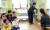 김상곤 사회부총리 겸 교육부 장관이 지난해 10월 인천의 한 공립 유치원을 방문해 아이들과 수업에 참여하고 있다. [연합뉴스]