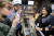 아리조나에서 온 관광객 커플(왼쪽)이 지난 1일 캘리포니아의 한 가게에서 대마샘플 냄새를 맡고 있다.