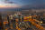 부르즈 칼리파 전망대 &#39;앳 더 탑&#39;에서 굽어본 두바이 시내 야경. 웬만한 고층빌딩이 난쟁이처럼 보인다. 