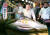 지난해 1월 5일 일본 새해 첫 참치 경매가 열린 도쿄 쓰키지 수산시장에서 초밥 식당 체인 &#39;스시 산마이&#39; 운영회사 기요무라의 기무라 기요시 사장이 212kg에 달하는 참치를 7420만엔에 낙찰받은 뒤 환하게 웃고 있다. [AP=연합뉴스]