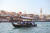 두바이 수로는 예부터 중동의 번성한 무역항이었다. 지금은 1디르함(약 300원)짜리 목선이 관광객을 실어나르느라 바쁘다.