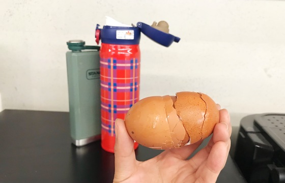 한 끗 리빙]보온병·텀블러 내부 씻을 땐 달걀껍데기 | 중앙일보