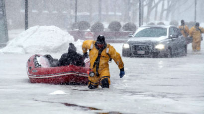 미국, 주민 1300만 명 눈폭풍 경보, 보스턴 바닷물 홍수 … 작은 '빙산'도