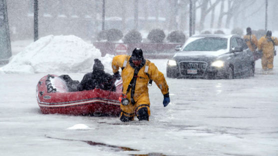 미국, 주민 1300만 명 눈폭풍 경보, 보스턴 바닷물 홍수 … 작은 '빙산'도