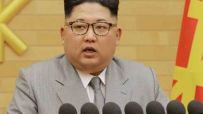  [북한TV속의 삶 이야기] [단독] “해외주재관은 김일성·김정일 배지 달지 않아도 괜찮다”