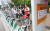 지난 8월 여고생들이 서울시청 인근 서울시 공공자전거 &#39;따릉이&#39; 거치대에서 자전거를 보고 있다.   이날 정오부터 서울시는 본인인증, 회원가입 절차 없이 누구나 온라인 결제 후 따릉이를 이용할 수 있게 했다.[연합뉴스]