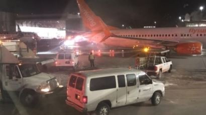 캐나다 공항 활주로 항공기 2대 충돌…승객 비상 탈출
