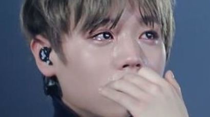 Heartbreaking Reason Why PARK JIHOON of WANNA ONE Couldn't Help Tearing Up On Stage