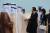 이명박 전 대통령이 2011년 3월 아랍에미리트 모하메드 왕세자와 브리카 원전예정부지 기공식에서 참석인사들과 악수를 나누고 있다. [ 사진제공 = 사진공동취재단 KPPA ]