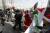 지난해 12월 23일 베들레헴에서 대치하는 이스라엘군과 산타 복장을 한 팔레스타인 시위대. [EPA=연합뉴스]