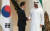  임종석 대통령 비서실장이 지난해 12월 10일 오후 셰이크 모하메드 빈 자이드 알 나흐얀 UAE 왕세제와 만나 악수하고 있다. 임 실장과 모하메드 왕세제는 양국간 전략적 협력동반자 관계를 더욱 발전시켜 나가기로 했다고 청와대는 밝혔다. [연합뉴스]