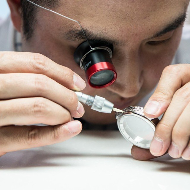 엠오아이(MOI)워치의 김한뫼(39) 대표가 시계를 수작업으로 만들고 있다. 