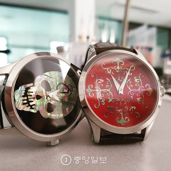 김한뫼 엠오아이(MOI)워치 대표가 수작업으로 만든 나전칠기 시계 