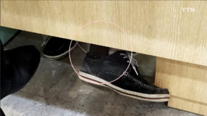휴대전화 상담원의 이상한 신발 위치…그 안엔 ‘몰카’
