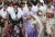8일 일본 도쿄의 한 공원. 화려한 일본 전통 의상을 입은 여성들이 성인식에 참석하고 있다. [AP=연합뉴스]