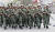 착검을 한 중국 군인들이 2009년 7월 8일 신장위구르자치구 수도 우루무치 거리를 순찰하고 있다. 당시 후진타오 중국 국가주석은 이탈리아 주요 8개국(G8) 정상회의 참석을 포기하고 귀국했다. [중앙포토]