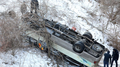 장병 20명 중 4명만 안전밸트…강원 양구군 군용버스 추락 사고