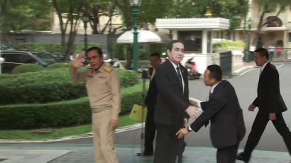 황당 태국총리…자신 인형 세워놓고 "이 사람에 질문하라"