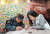 남북 고위급 당국회담이 열린 9일 서울 남산 대한적십자사에서 김영식 할아버지(왼쪽)가 이산가족 상봉 신청서를 작성하고 있다. 이날 정부는 북측에 설을 계기로 이산가족 상봉 행사 개최를 제안했다. [임현동 기자]