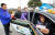 지난 4일 전남 영암군 학산면 석포마을 주민들이 5일장이 선 영암읍내로 가기 위해 100원 택시를 타고 있다. 프리랜서 장정필