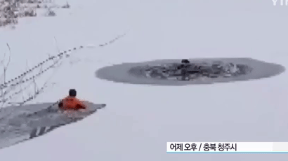 물에 빠진 아이 구하려고 저수지 얼음깨고 들어간 소방대원 