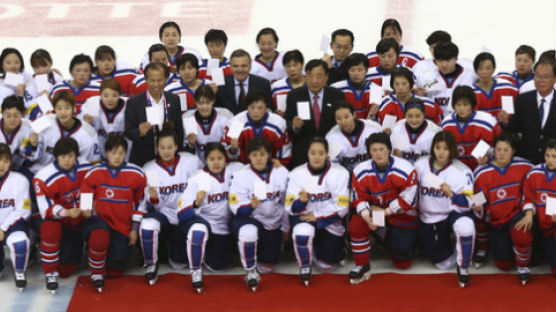 다시 수면 위로 떠오른 남북 여자 아이스하키 단일팀