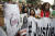 파키스탄에서 시민들이 최근 살해된 6세 소녀 자이나브 사건을 규탄하고 조속한 범인 검거를 요구하는 집회를 열고 있다 [AP=연합뉴스]