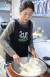 안주인 김명순씨가 초덮밥에 쓰려고 가미한 식초(초대리)로 밥을 비비고 있다.