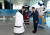 12일 인천공항 제2터미널 개장식에 참석한 문재인대통령 무인안내로봇에 목적지를 입력하고 있다. 인천공항=청와대사진기자단