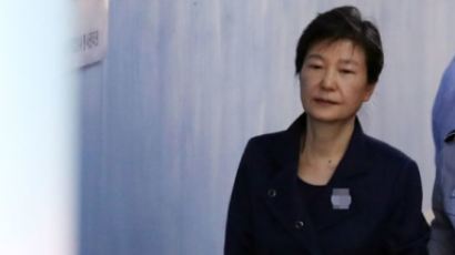 법원, ‘국정원 뇌물’박근혜 전 대통령 재산 동결