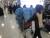 제주 공항 폭설로 결항이 이어지자 12일 오전 12시25분 공항 체류객들에게 모포를 나눠주고 있다. 최충일 기자