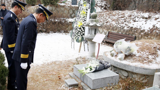 ‘탁’ 치니 ‘억’ 하고…경찰, 박종철 열사 묘소 참배 “과거 반성”