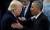 지난 1월 도널드 트럼프 미국 대통령의 취임식에서 만난 트럼프 대통령(왼쪽)과 버락 오바마 전 대통령.  [가디언 캡처]